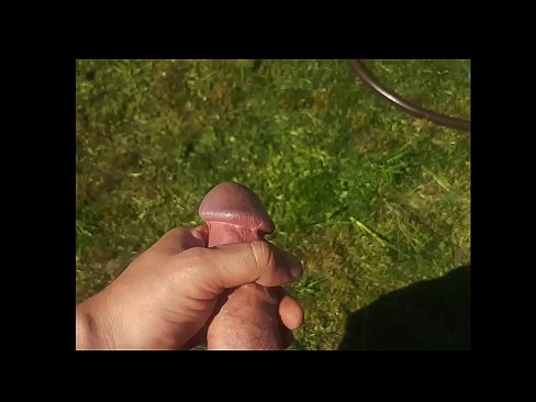 ❤️ Warm hottie laat haar pienk poesie naai en kom met 'n spuit in 'n somertuin ️ Fok video  by ons ❌