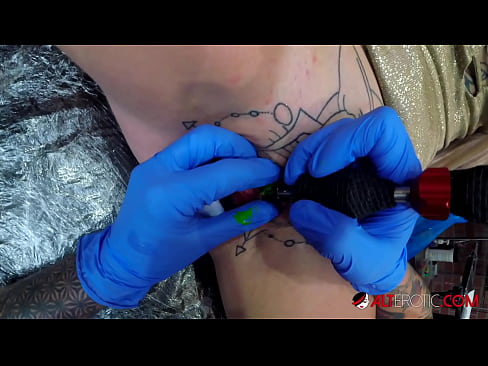 ❤️ Uiters getatoeëerde hottie Sully Savage het 'n tatoeëermerk op haar klitoris gekry ️ Fok video  by ons ❌